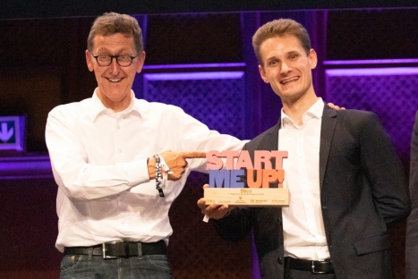 Klaus Boldt, 'Bilanz'-Chefredakteur (l.), mit Valentin Baier, Entwicklungsingenieur bei Blickfeld, dem Gewinner von 'Start me up!' 2019 (Foto: Viviane Wild)